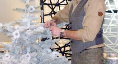 Cătălin Botezatu a primit brazi de Crăciun cu cristale Swarovski - b05a7a5c64a7b3683f86e5a82acded21.jpg