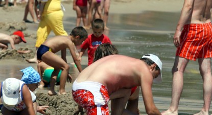 Turiștii veniți în stațiunea Neptun se întrec în castele de nisip - b1a3fd1d7a2cf89118a0a9b440757634.jpg