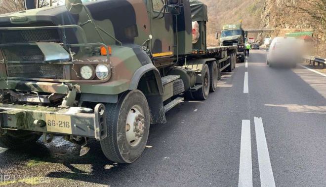 Ciocnire a trei autovehicule militare pe Valea Oltului, la Călimăneşti; traficul pe DN 7 se desfăşoară alternativ - b2cd9a3cf7b64d9e9dc183cfa5832a2e-1645694156.jpg