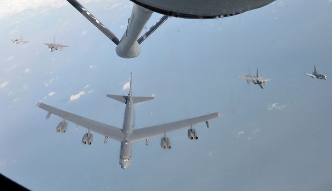 Două aeronave rusești au interceptat un bombardier american deasupra Mării Negre - b52-1598781118.jpg