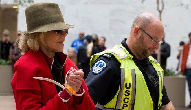 Actrița Jane Fonda a fost arestată pentru a patra oară - b589cf4ca43c478386e277f46736b5f6-1572700597.jpg