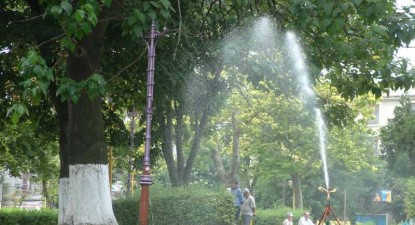 Patru miliarde de lei vechi din bugetul primăriei se duc pe vopsitul bordurilor și întreținerea stropitorilor - b82425379138015c432432ca0e2de1c2.jpg