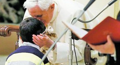A dat navala peste Papa Benedict - b8ab95f1047c7b3492e278020dd27b14.jpg