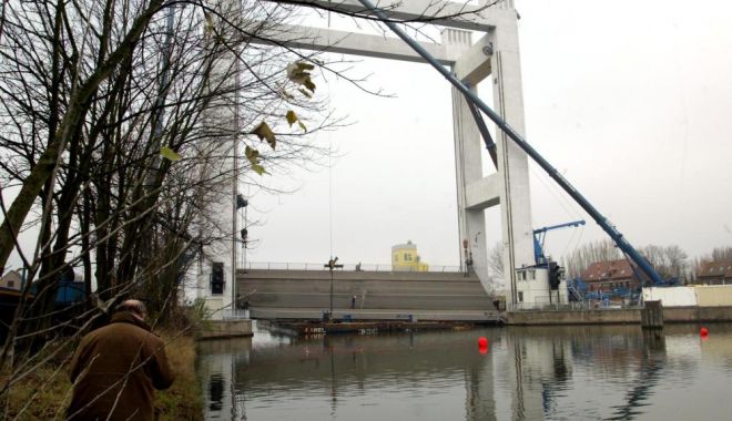 POD PRĂBUȘIT! Circulația navelor este afecatată - b9718260757z120190117101152000gf-1547725588.jpg