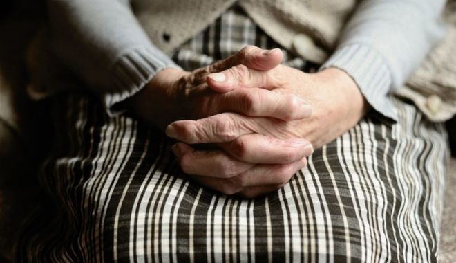 Bătrână, jefuită de 100.000 de lei de o fată de 15 ani - baba-1588495971.jpg