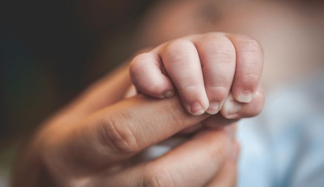 ȘOCANT! Un bebeluș a murit după ce s-a născut cu alcoolemie de 3,2 - babyhand-1579635939.jpg
