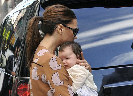 Iat-o pe fetița lui David Beckham, la cumpărături cu mama sa - babyharper-1316343569.jpg