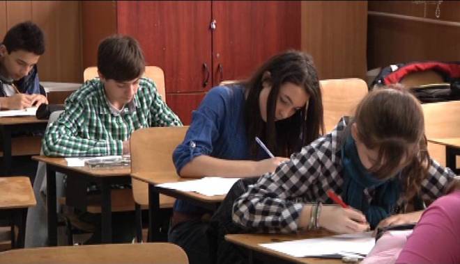 Bacalaureat 2015. Absolvenții claselor  a XII-a susțin proba orală - bacalaureat2015probaorala-1433682185.jpg