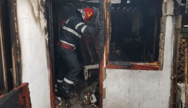 Femeie și copil de trei ani, găsiți cu gâtul tăiat într-o locuință incendiată - bacau2465x620-1519659253.jpg