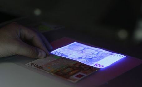 Captură record: 1 milion de euro în bancnote false - bacnotefalse-1317900868.jpg