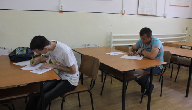 Peste 2.000 de candidați la prima probă scrisă - bacprobaa19-1377447230.jpg
