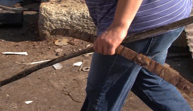 Băgat după gratii pentru furt de fier - bagatdupagratiifurtfier-1413311812.jpg
