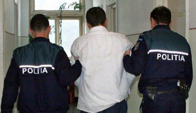Băgat după gratii pentru că a furat o lanternă - bagatdupagratiilanterna-1391798637.jpg
