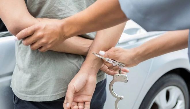 Un băiat de 16 ani a fost arestat pentru că și-a lovit străbunica în cap cu un ciocan de șnițele