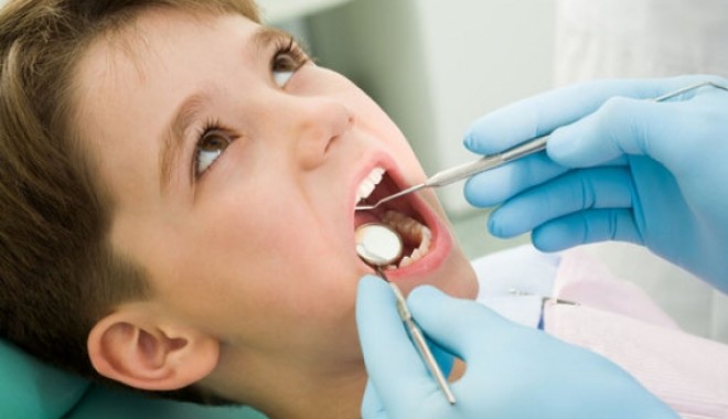 Elevii învață despre sănătatea orală - baiatladentist-1315857385.jpg