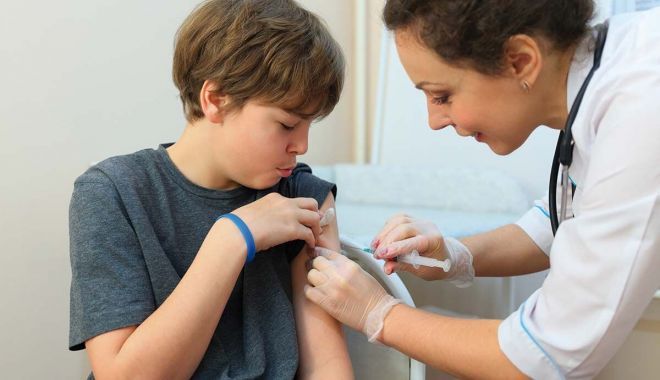 Până la sfârșitul anului băieții ar putea fi vaccinați împotriva HPV