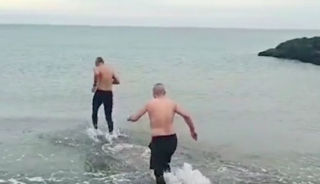 Imagini cu prima baie în mare, din 2022. Un bărbat din Eforie și-a serbat onomastica într-un mod inedit - baie-1641049223.jpg
