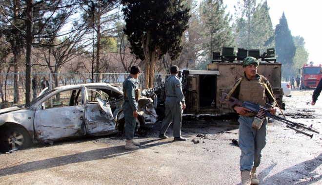 Baie de sânge în Afganistan:  Cel puțin 20 de persoane ucise și 50 rănite, în explozia din fața unei bănci - baiedesangeafganistan-1498132122.jpg