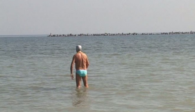 Constănțenii au făcut prima baie în mare - baieinmare51614000-1332317129.jpg