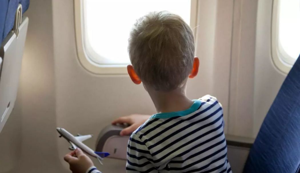 Copil încuiat cu forţa în baia unui avion, pe motiv că plângea