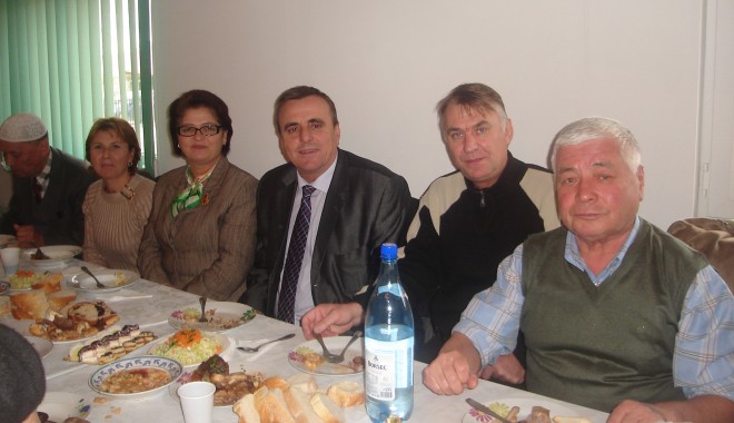Deputatul Zanfir Iorguș a petrecut de Bayram alături de musulmani - bairam1iorgus-1320766478.jpg