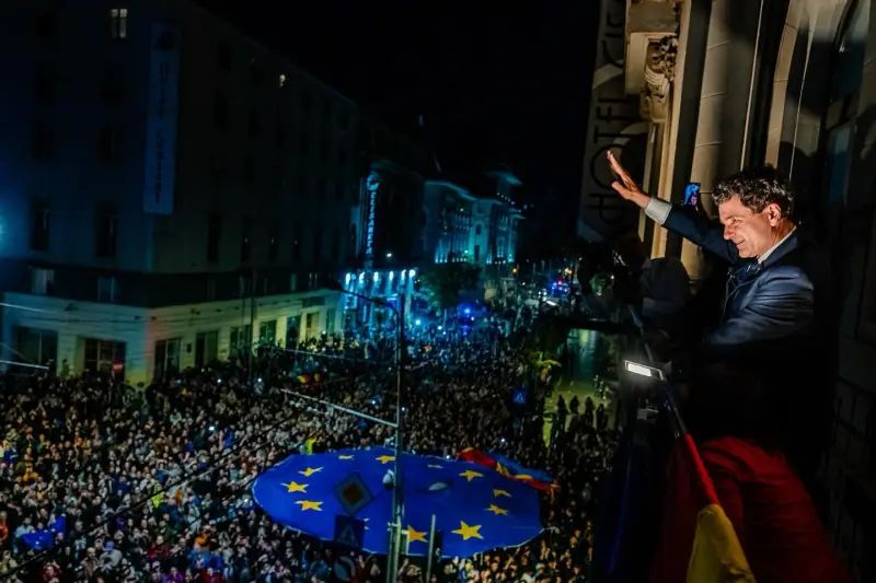 Noaptea în care România a făcut istorie! Nicușor Dan a pornit cu 2 milioane de voturi mai puțin și a câștigat cu peste 6 milioane