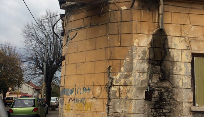 Ce așteptări aveți pentru Constanța? Clădire abandonată a CJC, ocupată abuziv de zeci de romi. Balconul s-a prăbușit pe trotuar - balconcazut4-1478883700.jpg