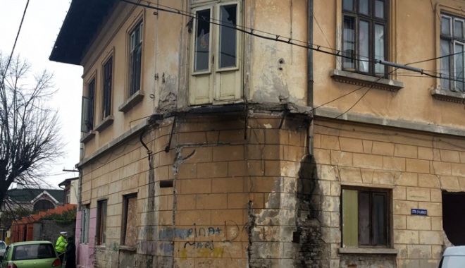 Ce așteptări aveți pentru Constanța? Clădire abandonată a CJC, ocupată abuziv de zeci de romi. Balconul s-a prăbușit pe trotuar - balconcazut5-1478883765.jpg