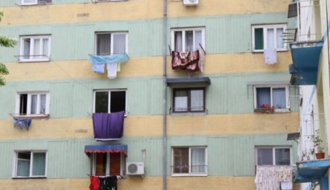 Copil căzut de la etaj / Incredibil! Fetița de 2 ani a spart singură geamul cu un ciocan - balconrufepuselauscatpesarma2080-1511444539.jpg