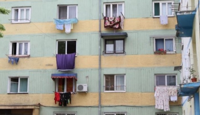A murit, după ce a căzut de la balcon. Bărbatul a vrut să-și salute un vecin - balconrufepuselauscatpesarma5538-1510060995.jpg