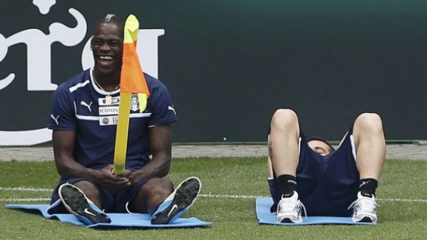 Cele mai amuzante faze de la Euro 2012, în 60 de secunde VIDEO - balotelliflagpole69495300-1340537336.jpg