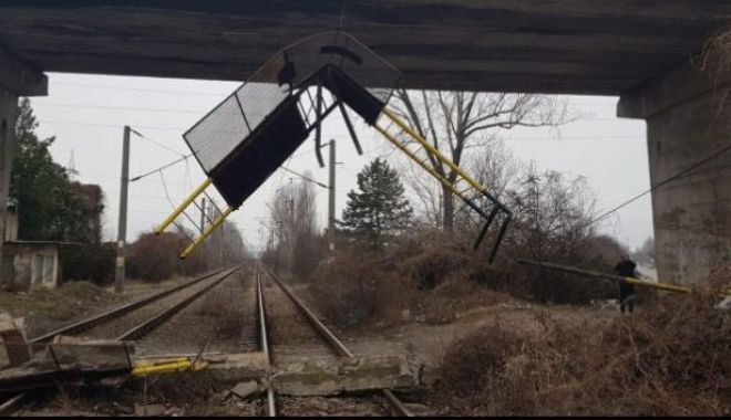 La un pas de tragedie! Balustrada unui pod, căzută peste calea ferată! - balustrada246643700-1550823966.jpg