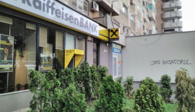 Raiffeisen este bună de plată. Banca trebuie să returneze clienților 19 milioane de euro pentru dobânzile recalculate între 2006 și 2009 - banc-1667412991.jpg