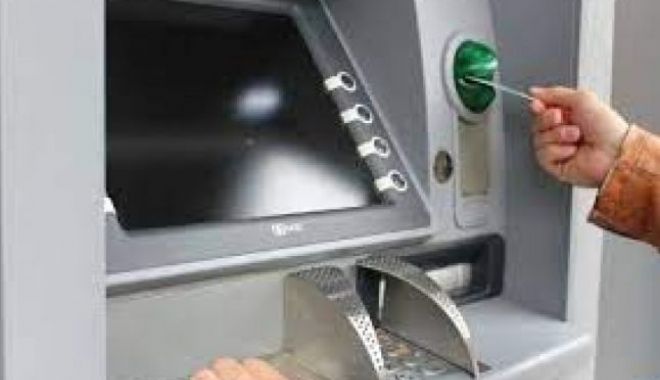 Români arestaţi pentru clonare de carduri bancare şi retrageri frauduloase de la bancomate, în Italia