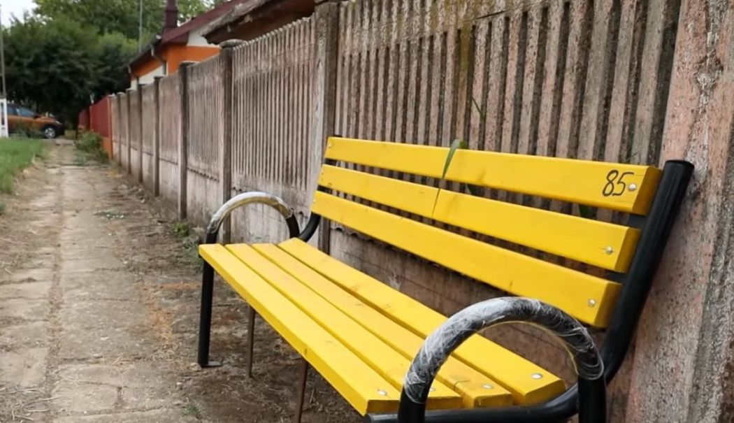 Primăria unei comune a dat 25.000 de euro pe bănci de lemn, deși n-are canalizare sau apă potabilă - banci-1756121866.jpg