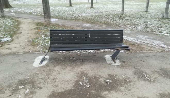 LIPSĂ DE BUN SIMȚ! Bănci și coșuri de gunoi, vandalizate, la Constanța - bancivandalizate1-1551169003.jpg