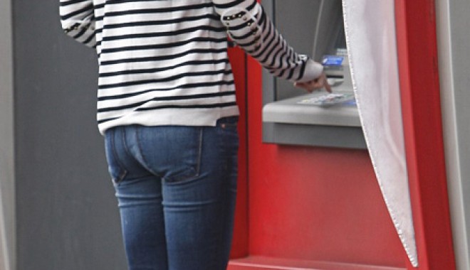 Poliția britanică învață cetățenii cum să se apere de carderii români - bancomat-1333742687.jpg