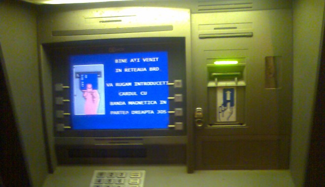 Duși în fața judecătorilor după ce au furat bani din bancomat cu penseta - bancomat-1347535182.jpg