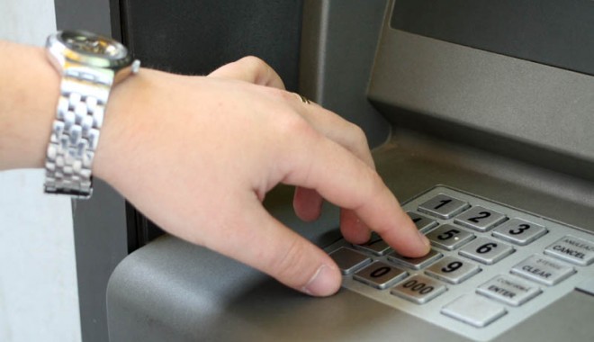CONSTĂNȚENI, ATENȚIE CÂT ȘI CUM FOLOSIȚI CARDUL! Comisioanele au sărit în aer - bancomat-1349618310.jpg