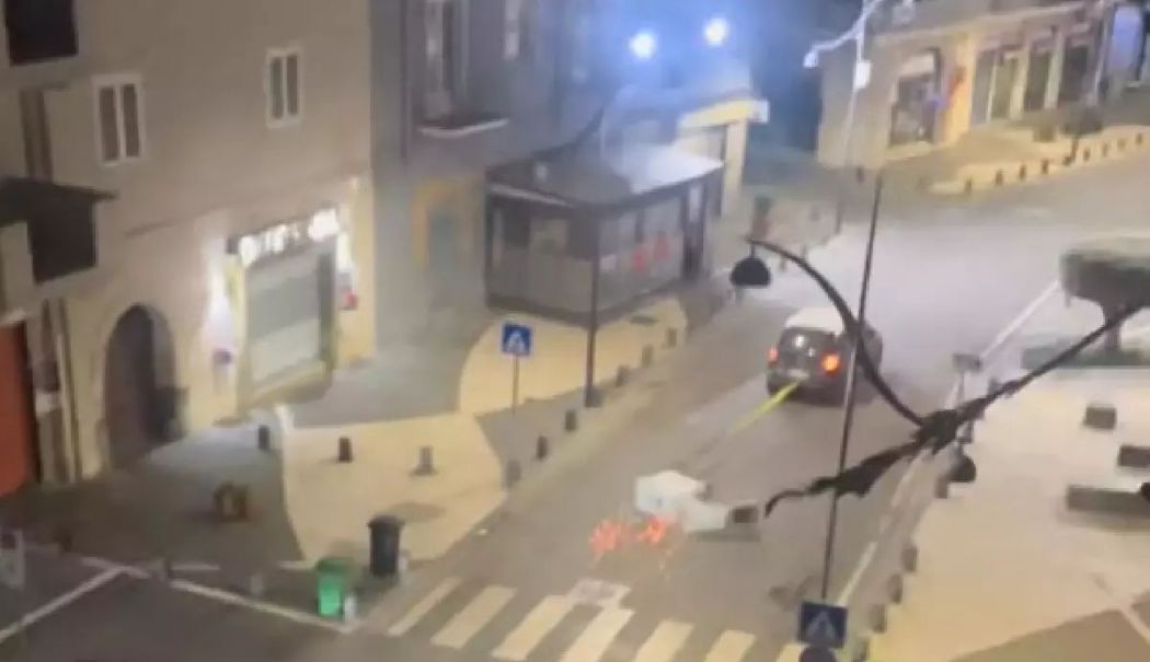 Furt ca-n filme. Hoții au legat un bancomat de o mașină și l-au târât pe străzi - bancomat-1763556124.jpg