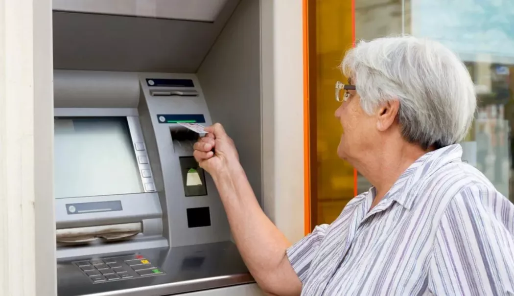 Înșelăciune la bancă. Două angajate cercetate pentru fraude cu credite acordate vârstnicilor - bancomat-1771949071.webp