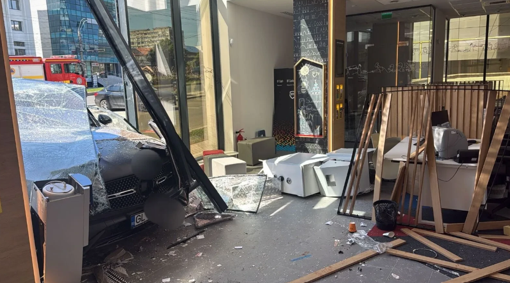 O șoferiță de 71 de ani a pierdut controlul mașinii și a intrat într-un bancomat, o femeie fiind rănită și dusă la spital