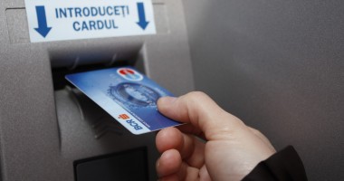 Îți iei salariul pe card? Vezi aici câți bani pierzi anual! - bancomat1349477519-1351697335.jpg