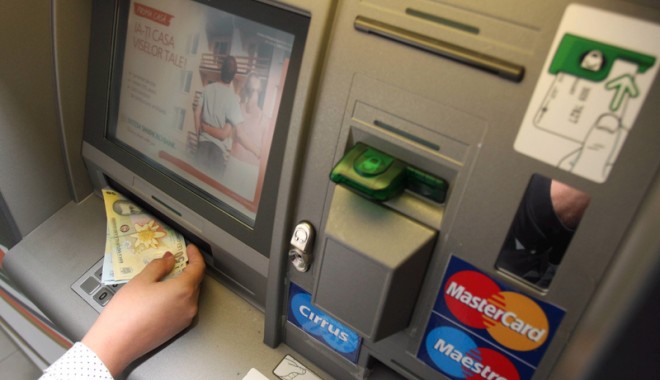 Ofițer de marină, implicat în afaceri cu carduri clonate? - bancomat1copy-1336679132.jpg