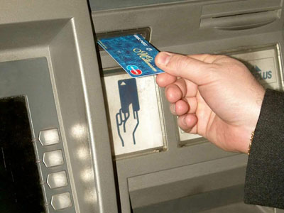 Carder din Constanța condamnat la șapte ani de pușcărie - bancomat2-1323465400.jpg