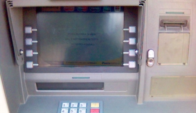 Prinși în flagrant în timp ce furau dintr-un bancomat de pe Bulevardul Mamaia - bancomat2b-1349945627.jpg