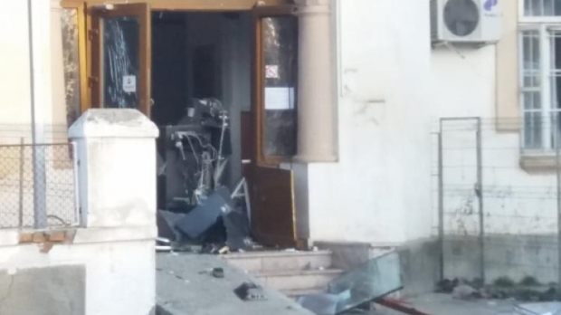 Alertă! Hoții au aruncat un bancomat în aer, cu ajutorul unei butelii - bancomat54113400-1551876464.jpg
