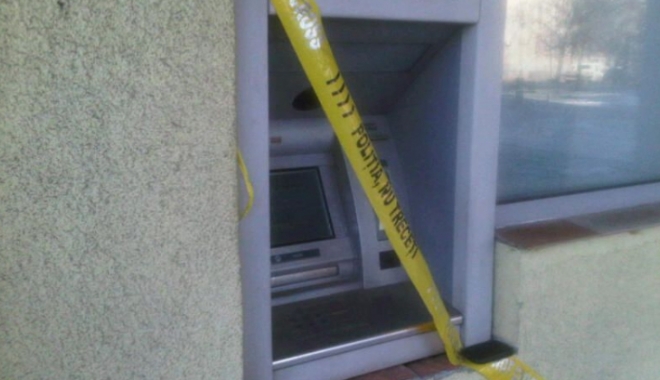 POLIȚIȘTII CONSTĂNȚENI, ÎN ALERTĂ! BANCOMAT DE PE I.C.BRĂTIANU, SPART DE HOȚI - bancomatbandapolitie902943001357-1493022006.jpg