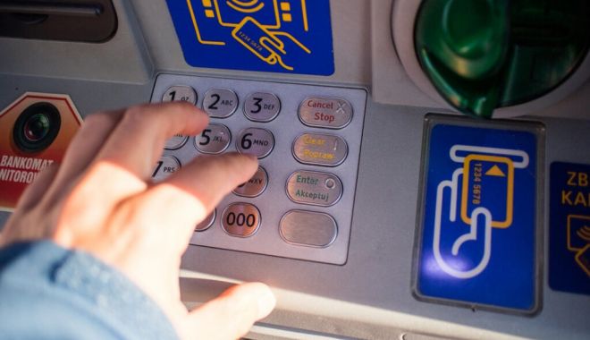 Educaţie financiară pe uliţa satului. Un proiect inedit îi învață pe români să folosească bancomatele - bancomate-1668182868.jpg