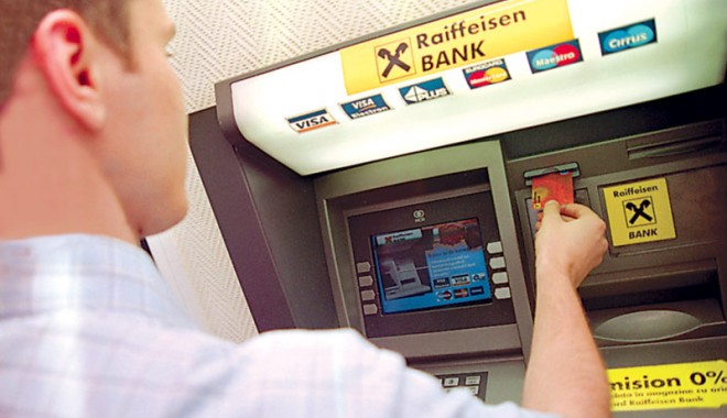 Raiffeisen Bank face în noaptea de sâmbătă spre duminică modificări la sistemul IT - bancomatraiffeisen-1319199375.jpg